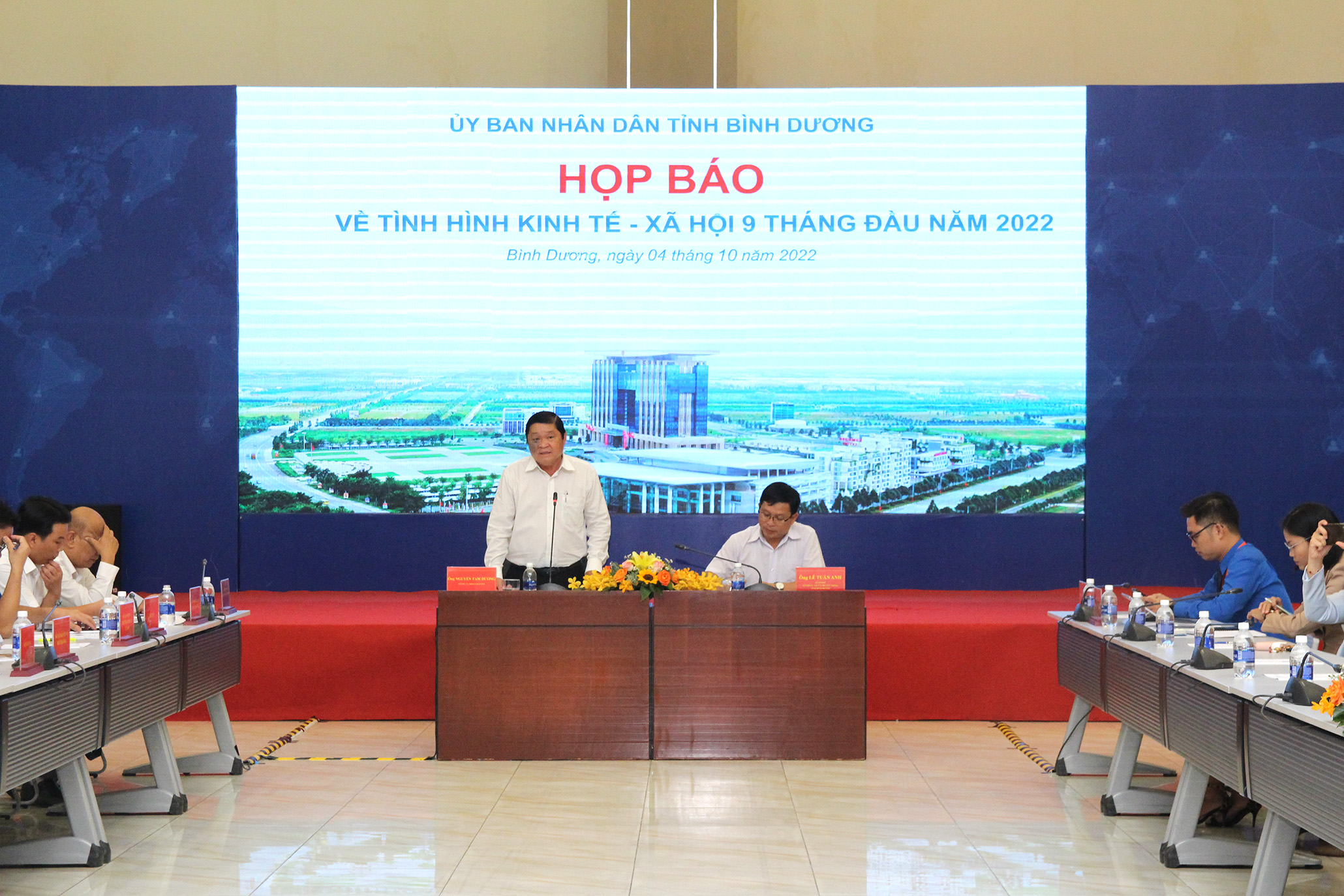 Đồng chí Nguyễn Tầm Dương, Chánh văn phòng UBND tỉnh chủ trì họp báo (Ảnh H.Hào)